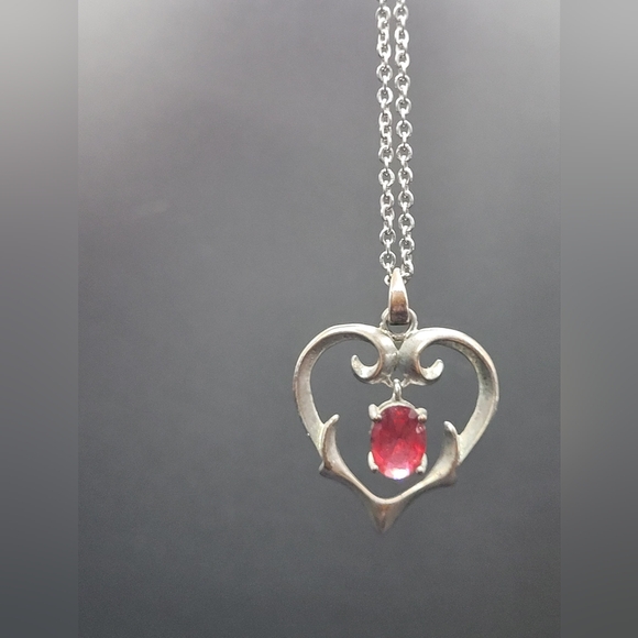 Silver heart pendant necklace with red gemstone. - Picture 2 of 9
